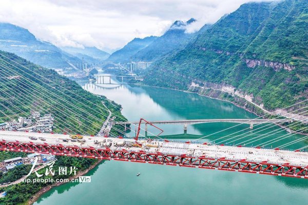 汇利资本 四川屏山：新市金沙江特大桥桥面结构基层顺利贯通