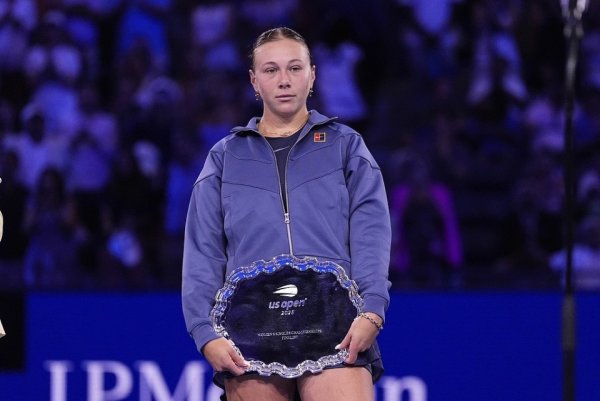 趣投顾 24岁药娃捂脸痛哭! 连输2场大满贯决赛, 颁奖礼哽咽: 艰难的夏天